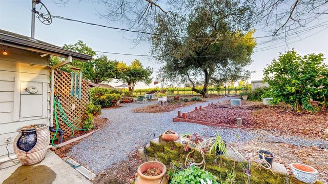 2142 Laguna Rd, Santa Rosa, CA 95401