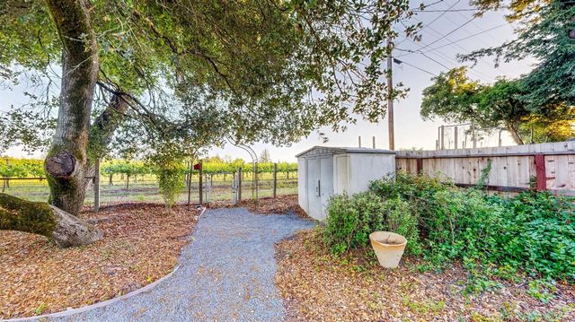 2142 Laguna Rd, Santa Rosa, CA 95401