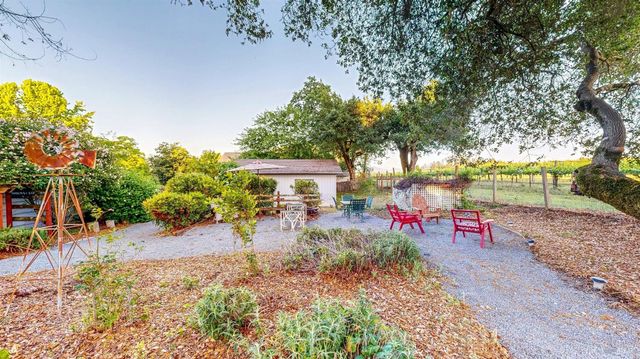 2142 Laguna Rd, Santa Rosa, CA 95401