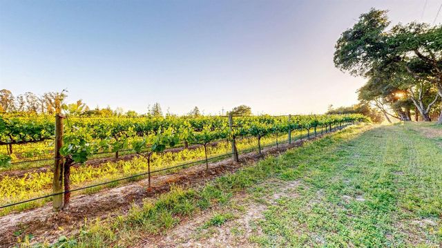 2142 Laguna Rd, Santa Rosa, CA 95401