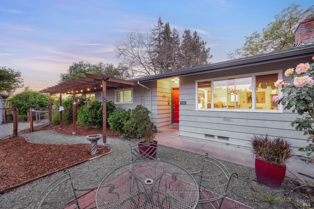 2142 Laguna Rd, Santa Rosa, CA 95401