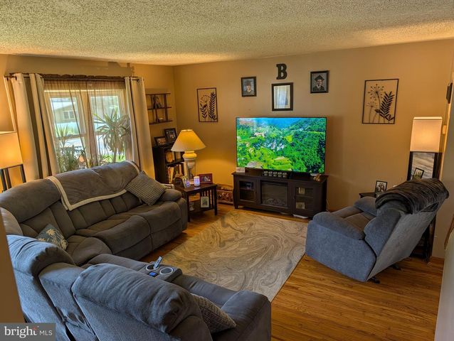 417 N WARMINSTER RD, Hatboro, PA 19040