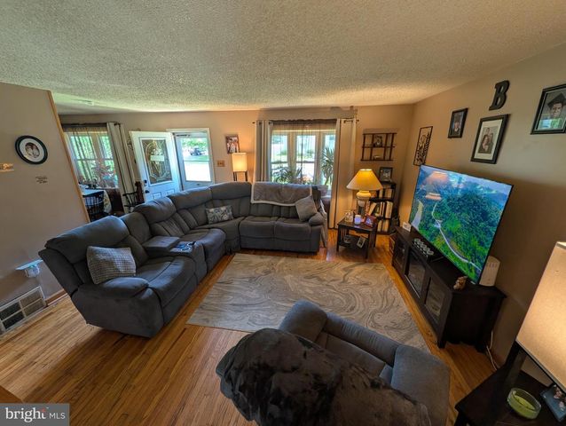 417 N WARMINSTER RD, Hatboro, PA 19040