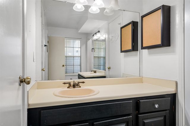 812 Creekside Drive, Lewisville, TX 75067