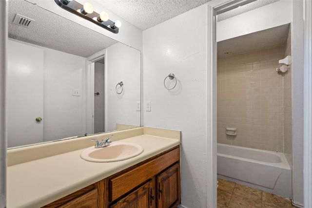 812 Creekside Drive, Lewisville, TX 75067