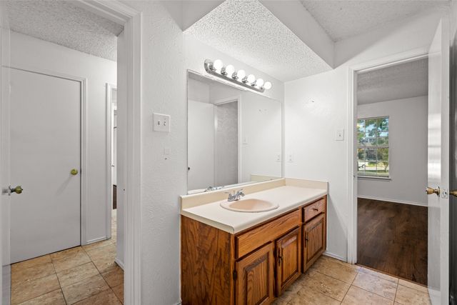 812 Creekside Drive, Lewisville, TX 75067