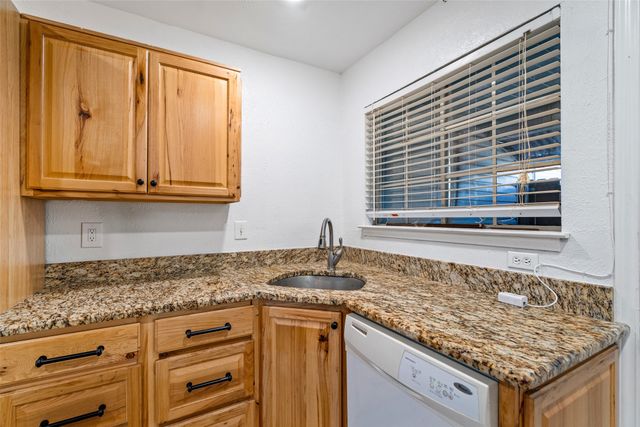 812 Creekside Drive, Lewisville, TX 75067