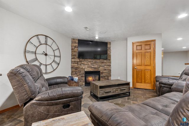 47862 Atterbury Ct Court, Harrisburg, SD 57032