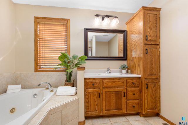 47862 Atterbury Ct Court, Harrisburg, SD 57032