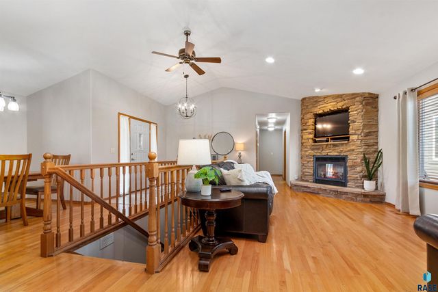 47862 Atterbury Ct Court, Harrisburg, SD 57032