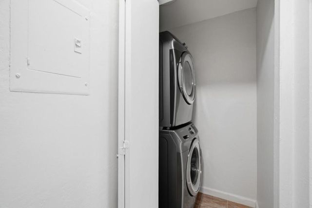 1031 Crestview Drive 305, Mountain View, CA 94040