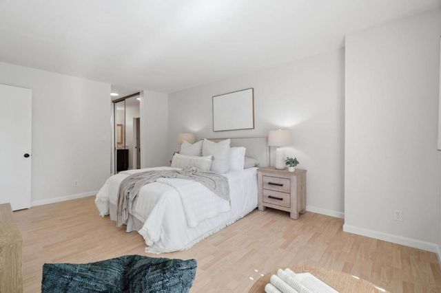 1031 Crestview Drive 305, Mountain View, CA 94040