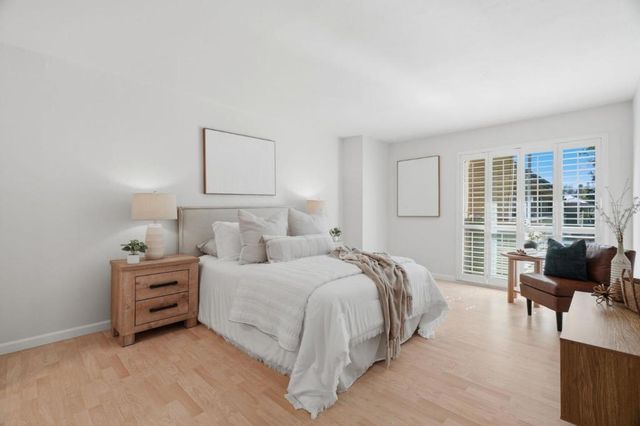 1031 Crestview Drive 305, Mountain View, CA 94040