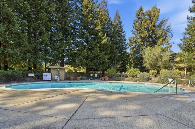 1031 Crestview Drive 305, Mountain View, CA 94040