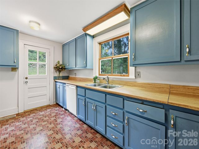279 Longview Drive, Waynesville, NC 28786