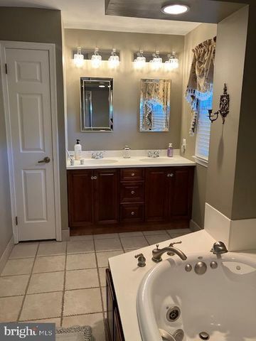 4 ST EMILION COURT, West Deptford, NJ 08096