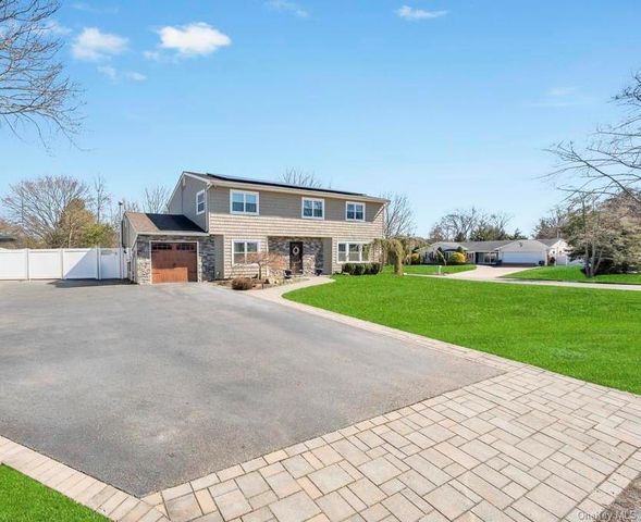 21 Burwood Lane, Coram, NY 11727