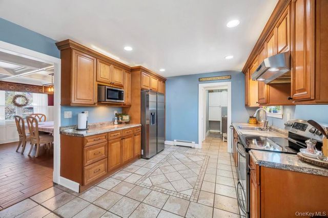 21 Burwood Lane, Coram, NY 11727