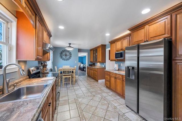 21 Burwood Lane, Coram, NY 11727