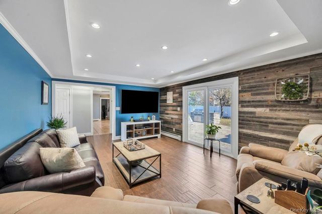 21 Burwood Lane, Coram, NY 11727