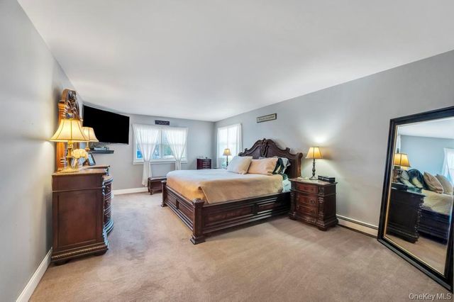 21 Burwood Lane, Coram, NY 11727