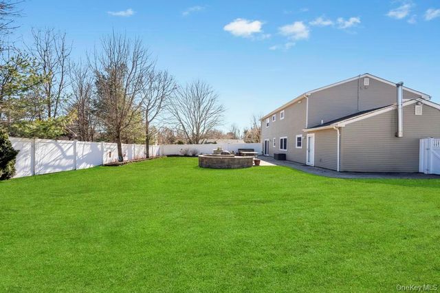 21 Burwood Lane, Coram, NY 11727