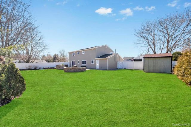 21 Burwood Lane, Coram, NY 11727