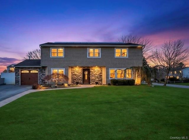 21 Burwood Lane, Coram, NY 11727