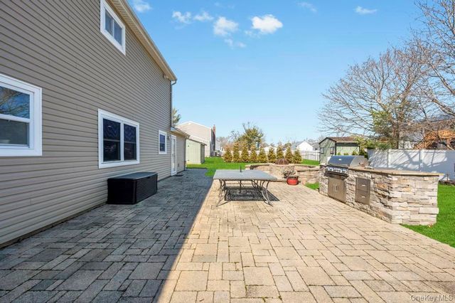 21 Burwood Lane, Coram, NY 11727