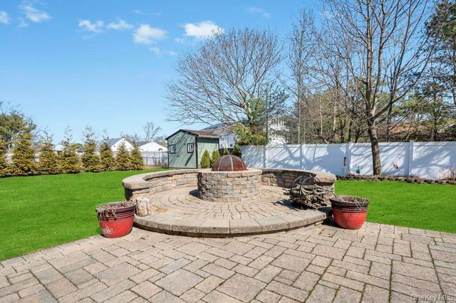 21 Burwood Lane, Coram, NY 11727