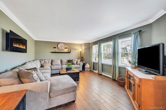 21 Burwood Lane, Coram, NY 11727