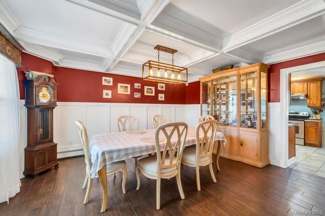 21 Burwood Lane, Coram, NY 11727