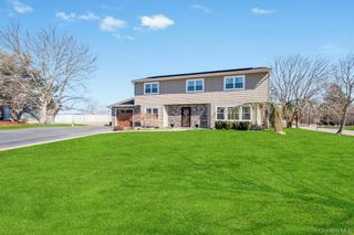 21 Burwood Lane, Coram, NY 11727