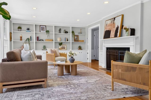 96 Draper Rd, Wayland, MA 01778