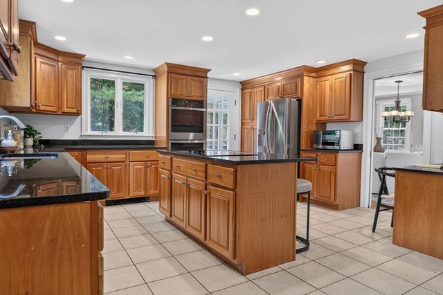 96 Draper Rd, Wayland, MA 01778