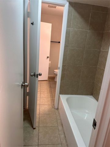 5665 Birchmont Drive 3, Houston, TX 77091