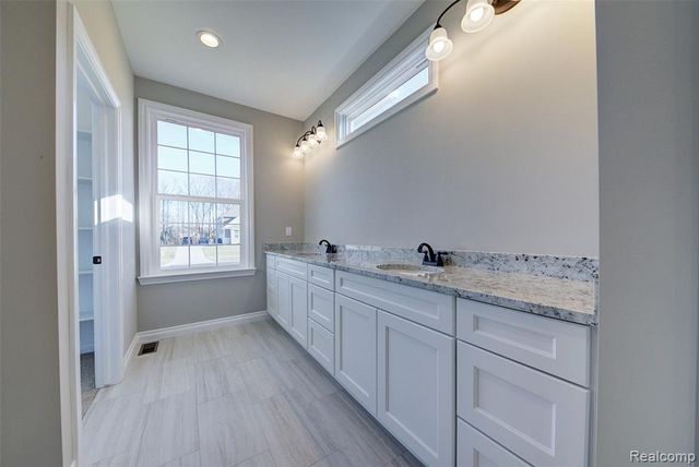 562 Round Rock Drive, Howell, MI 48843