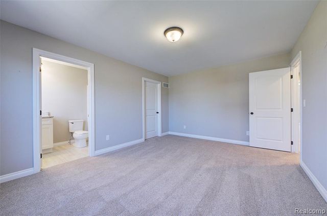562 Round Rock Drive, Howell, MI 48843