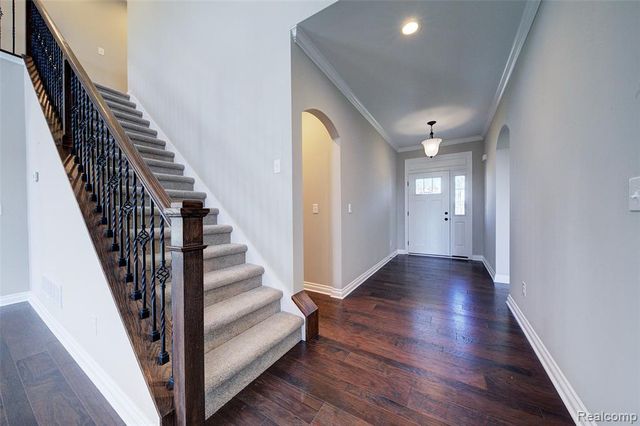 562 Round Rock Drive, Howell, MI 48843
