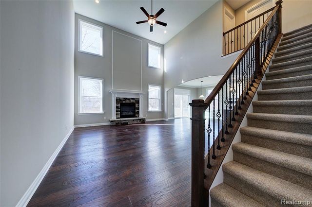 562 Round Rock Drive, Howell, MI 48843
