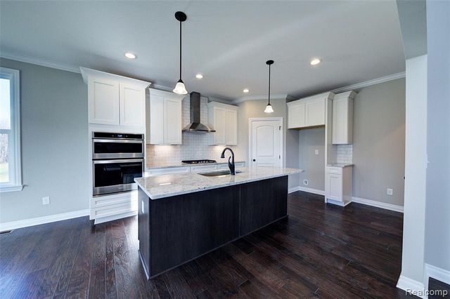 562 Round Rock Drive, Howell, MI 48843