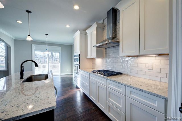 562 Round Rock Drive, Howell, MI 48843