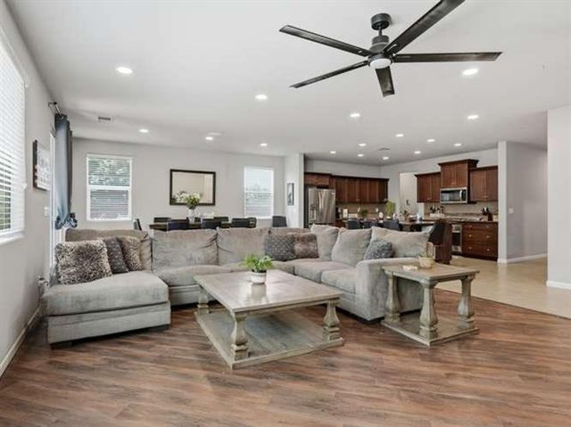 899 Blackwood Avenue, Clovis, CA 93619