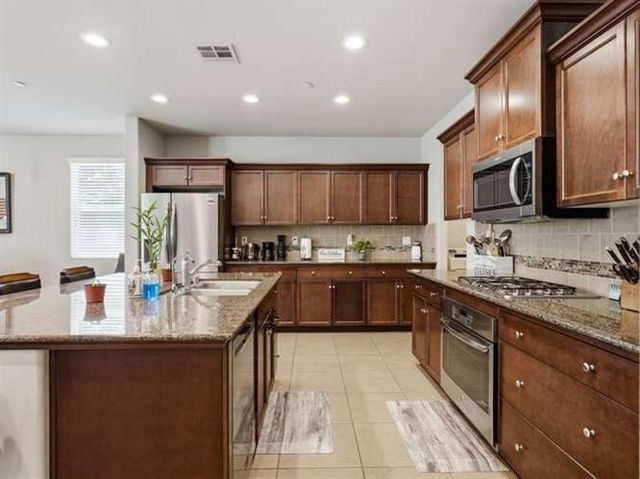 899 Blackwood Avenue, Clovis, CA 93619