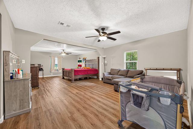 17073 Oak Grove Ln, New Caney, TX 77357