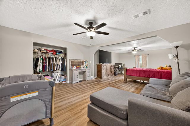 17073 Oak Grove Ln, New Caney, TX 77357