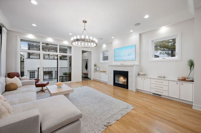 2042 N Honore Street, Chicago, IL 60614