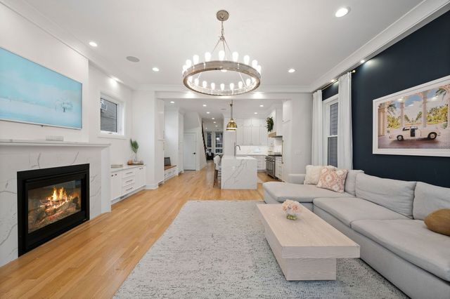 2042 N Honore Street, Chicago, IL 60614