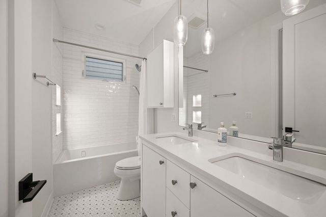 2042 N Honore Street, Chicago, IL 60614