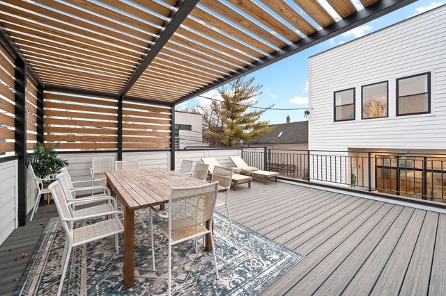 2042 N Honore Street, Chicago, IL 60614